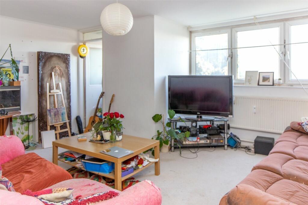 Bright and spacious contemporary living room wi...