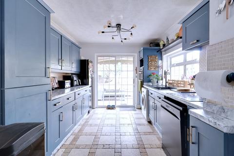 3 bedroom terraced house for sale, Hall Road, Aveley RM15