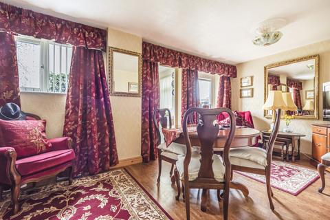 3 bedroom end of terrace house for sale, Queens Road, Carterton, Oxfordshire ox18 3yb, UK