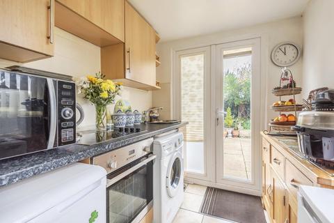 3 bedroom end of terrace house for sale, Queens Road, Carterton, Oxfordshire ox18 3yb, UK