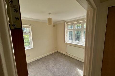 4 bedroom detached house to rent, Elmfield Way, Sanderstead, South Croydon, Surrey, CR2 0EG