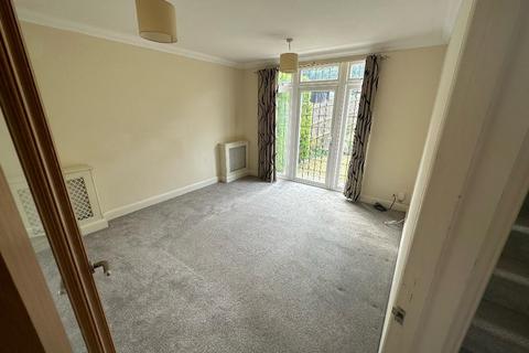 4 bedroom detached house to rent, Elmfield Way, Sanderstead, South Croydon, Surrey, CR2 0EG