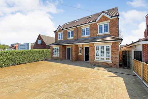 5 bedroom semi-detached house to rent, Elmshott Lane, Cippenham SL1