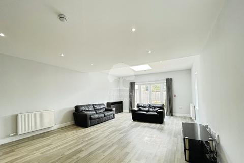 5 bedroom semi-detached house to rent, Elmshott Lane, Cippenham SL1