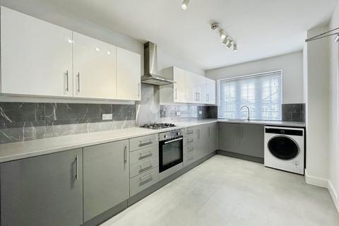 5 bedroom semi-detached house to rent, Elmshott Lane, Cippenham SL1