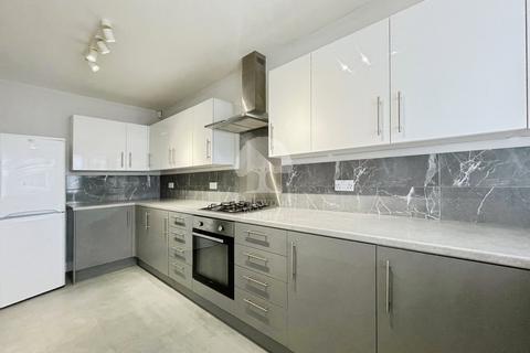 5 bedroom semi-detached house to rent, Elmshott Lane, Cippenham SL1