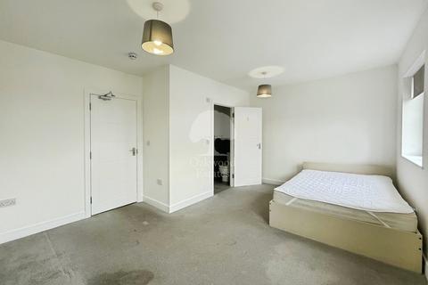 5 bedroom semi-detached house to rent, Elmshott Lane, Cippenham SL1