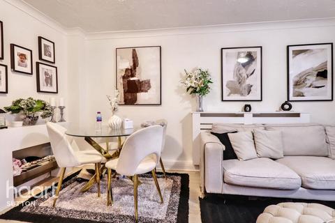 37 Alpine View, Carshalton, SM5 3QJ