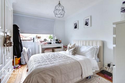 37 Alpine View, Carshalton, SM5 3QJ