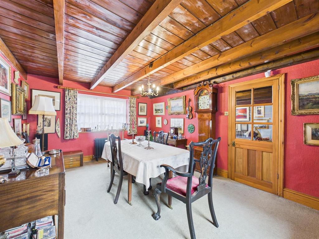 Dining room: