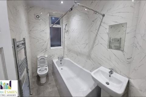 3 bedroom terraced house to rent, Shirley Road, Manchester M8