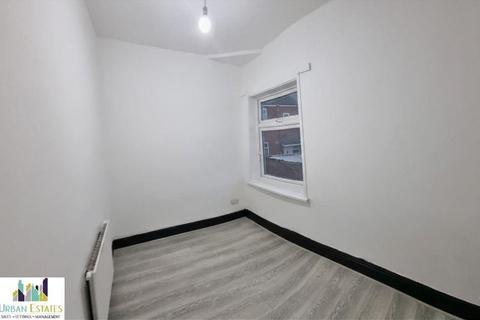 3 bedroom terraced house to rent, Shirley Road, Manchester M8