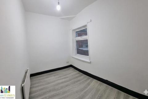 3 bedroom terraced house to rent, Shirley Road, Manchester M8