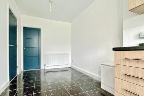 3 bedroom semi-detached house to rent, Northfield Road, Sprotborough, Doncaster