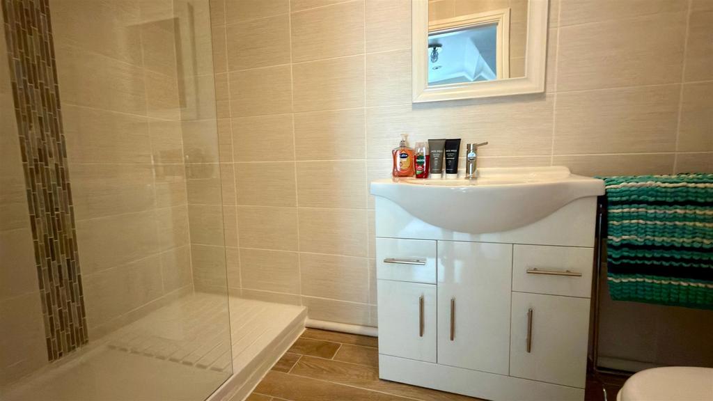 En suite tiled 3 piece shower room