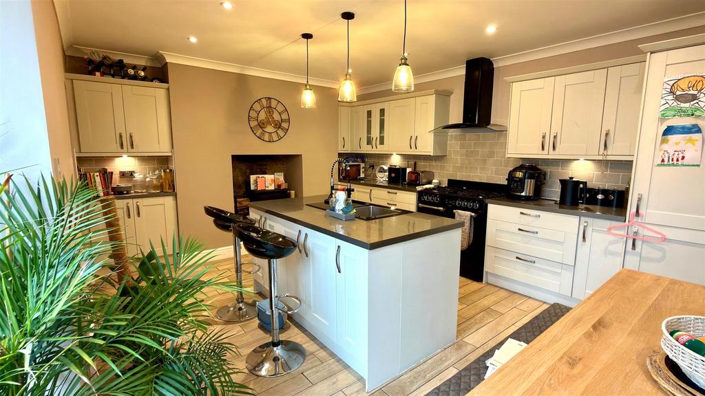 Open plan kitchen/breakfast/dining room