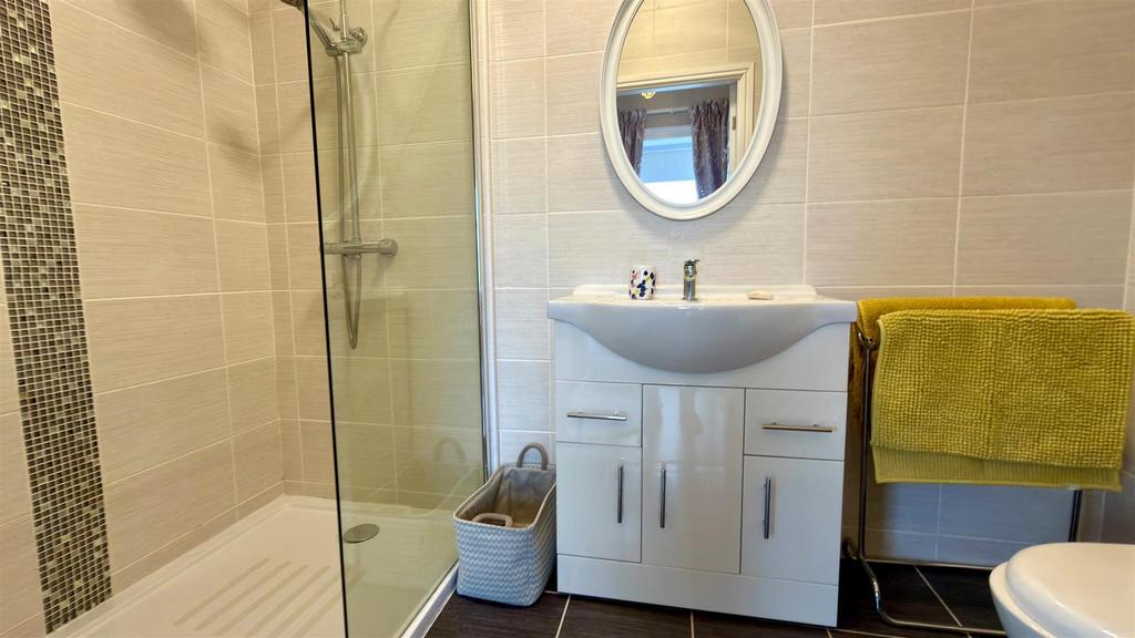 En suite tiled 3 piece shower room