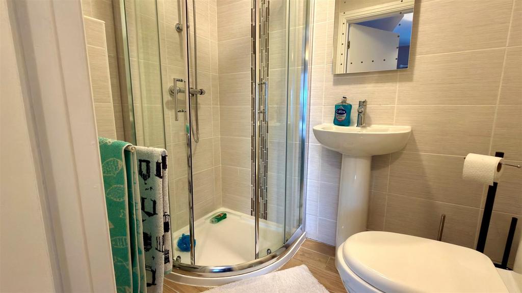 En suite tiled 3 piece shower room
