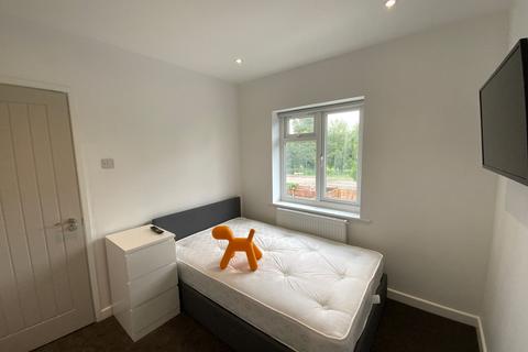 1 bedroom in a house share to rent, West Wycombe Road, High Wycombe, HP12