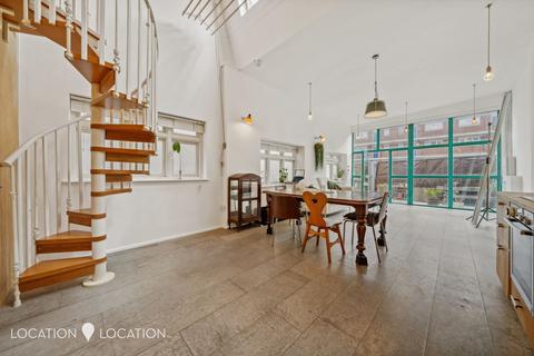 27 Church Walk, London, N16 8QR