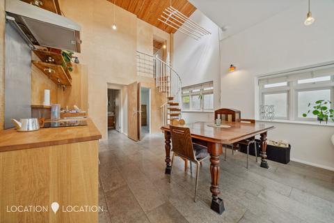 27 Church Walk, London, N16 8QR