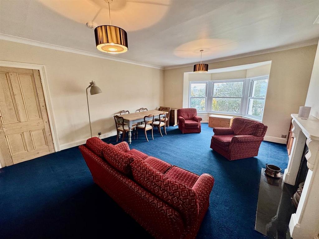 Lounge 2.jpg