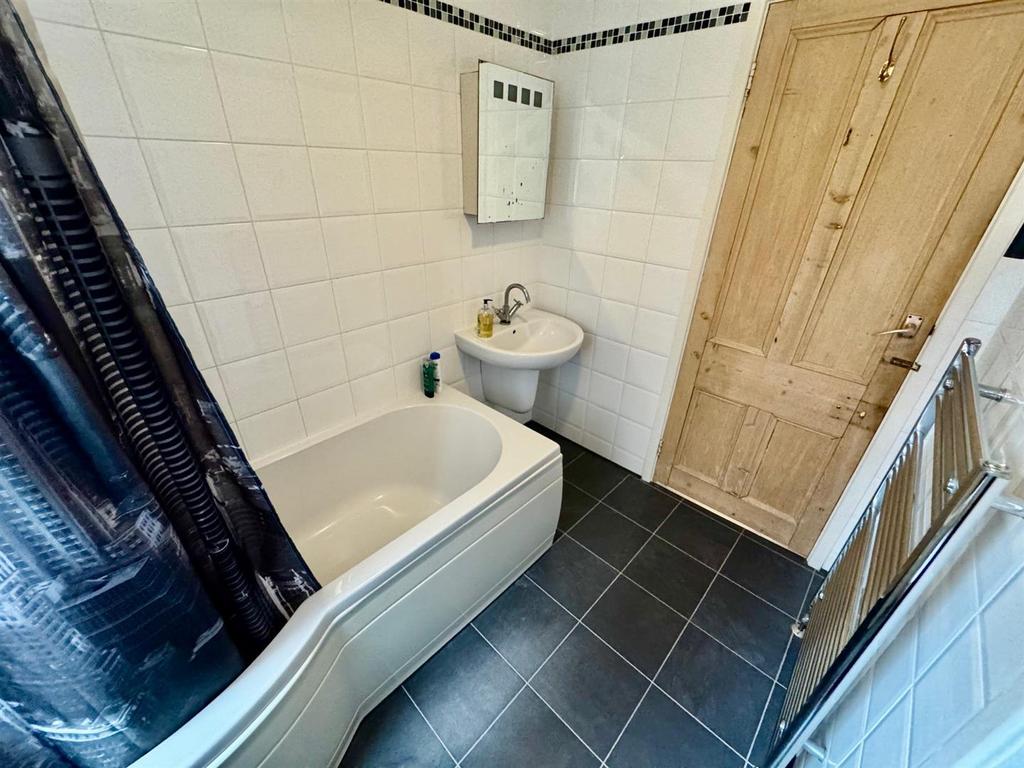 Bathroom 2.jpg