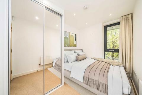 3 bedroom flat for sale, Albatross Way, London SE16