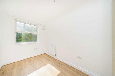 2 bedroom flat to rent, Pepys Road, London SW20