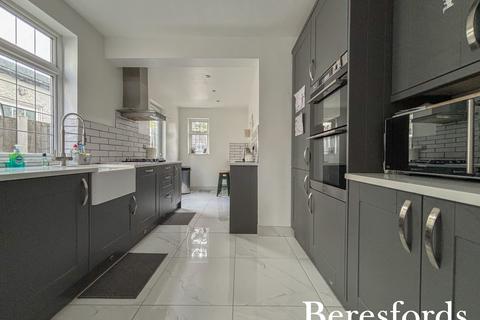 4 bedroom semi-detached house for sale, St. James Avenue West, Stanford-le-Hope, SS17