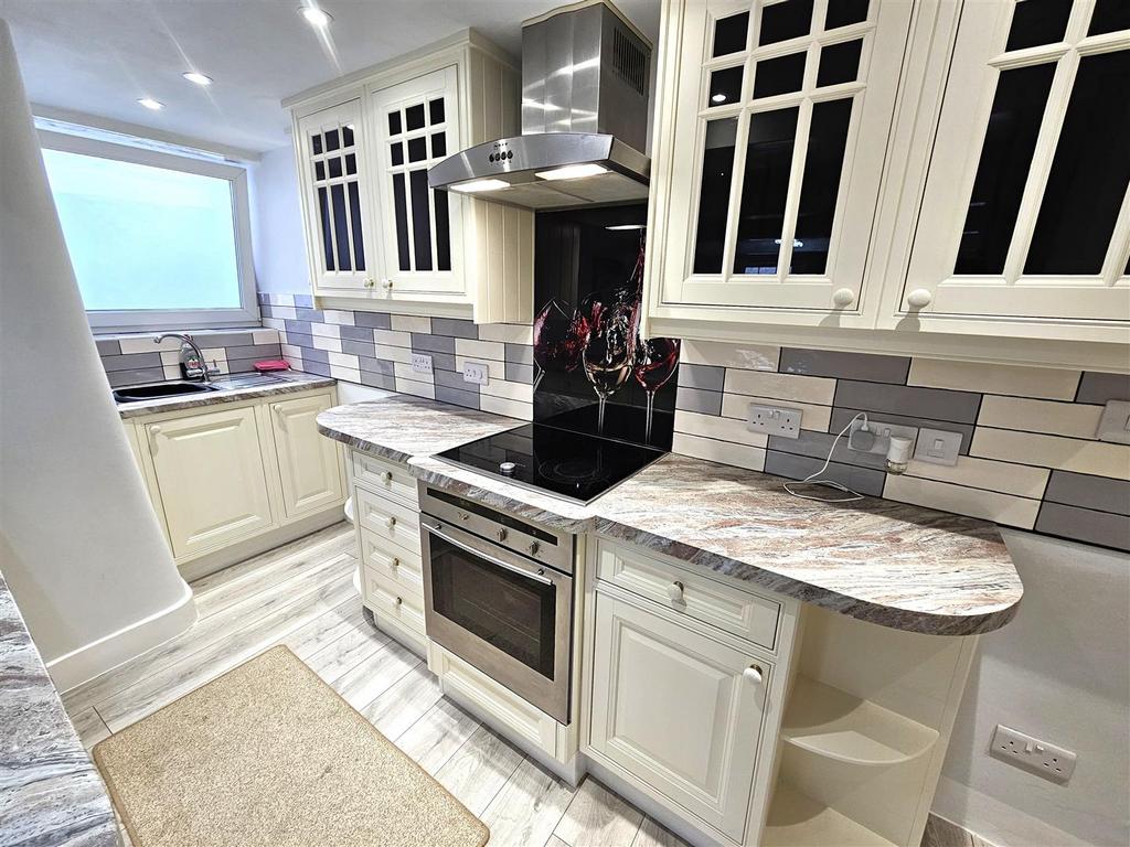 Kitchen (2).jpg