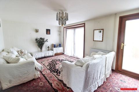 3 bedroom end of terrace house for sale, Faversham Road, Eastbourne BN23