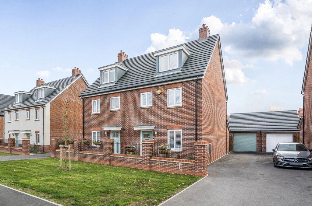 Freeman Drive Rastrick Freeman Drive, Ludgershall, SP11 9UJ 4 bed semi-detached house - £359,999