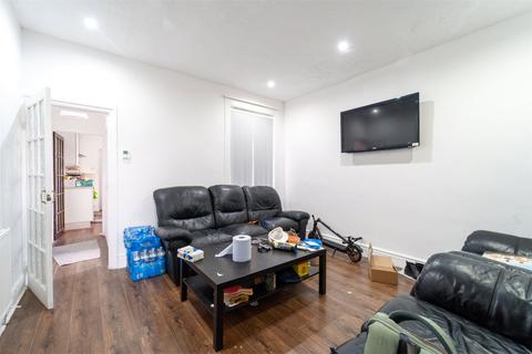 5 bedroom property to rent, Warwards Lane, West Midlands B29