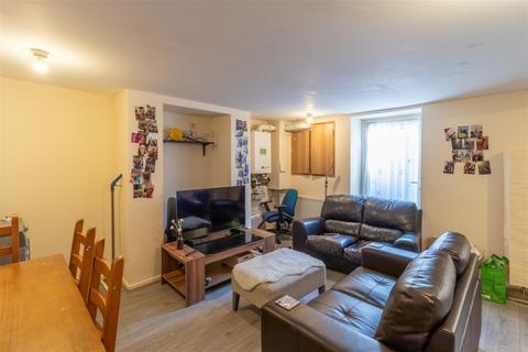4 bedroom house to rent, Royal Park Avenue, Hyde Park, Leeds