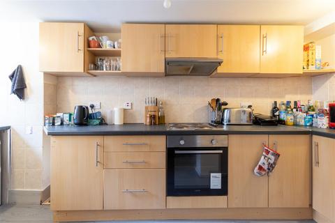 4 bedroom house to rent, Royal Park Avenue, Hyde Park, Leeds
