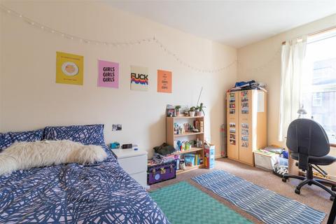 4 bedroom house to rent, Royal Park Avenue, Hyde Park, Leeds