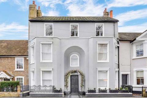 2 bedroom flat to rent, French Street, Sunbury-On-Thames TW16