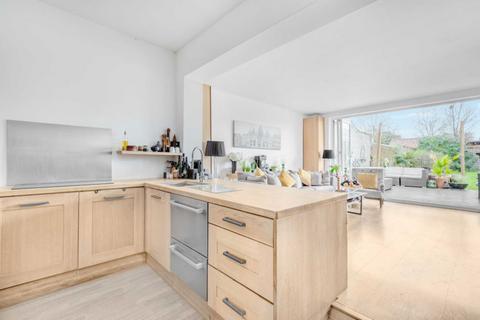 2 bedroom flat to rent, French Street, Sunbury-On-Thames TW16