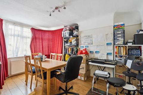 4 bedroom semi-detached house for sale, Southbourne Close, Pinner HA5
