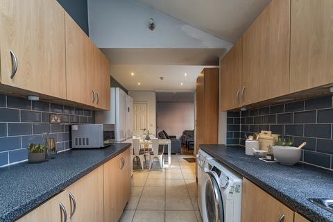 6 bedroom semi-detached house to rent, Teversal Avenue, Nottingham NG7