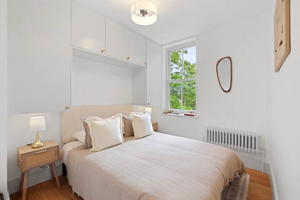 06-4abe GCMWD - 12a 6-7 Vicarage Gate - Bedroom -Or