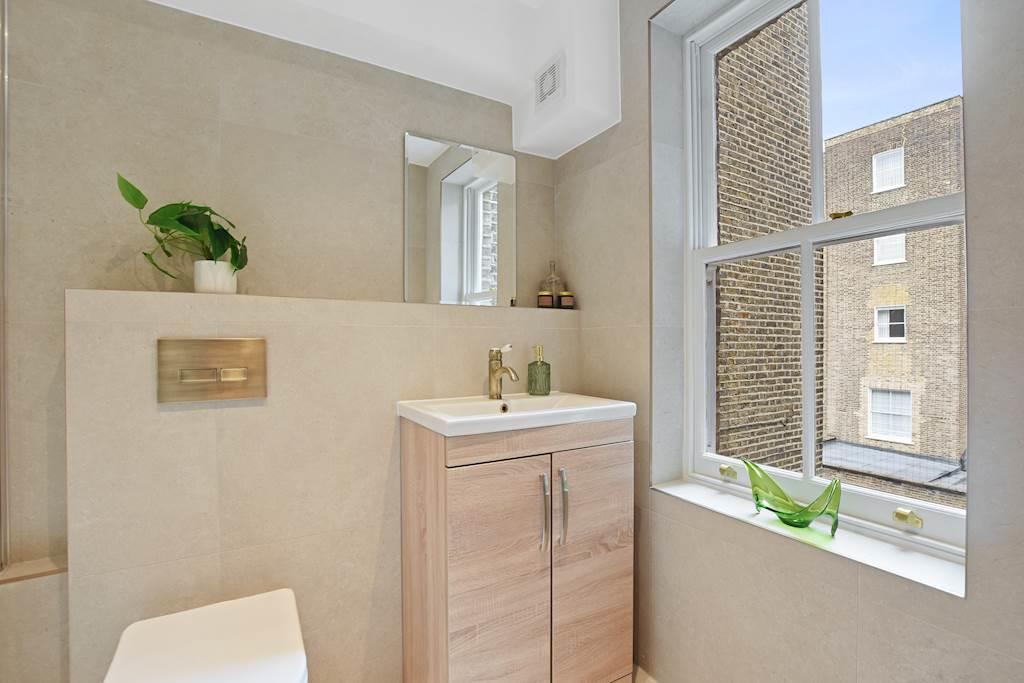 01-44a4 GCMWD - 12a 6-7 Vicarage Gate - Bathroom 27