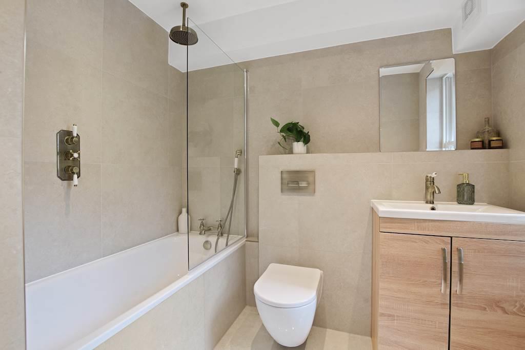 02-a225 GCMWD - 12a 6-7 Vicarage Gate - Bathroom -O