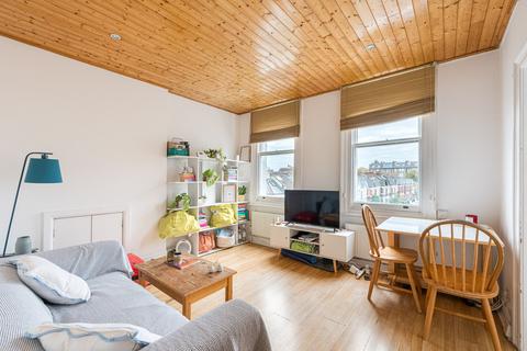 2 bedroom flat for sale, Sisters Avenue, London SW11