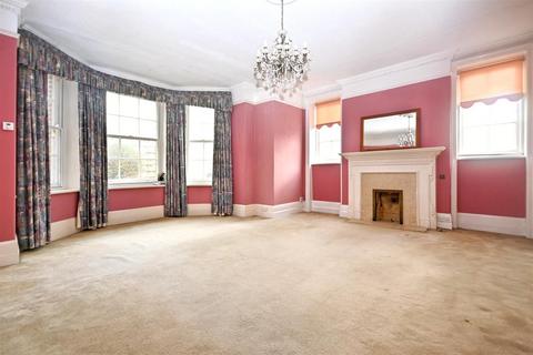 4 bedroom flat for sale, Hartington Place, Eastbourne