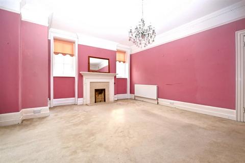 4 bedroom flat for sale, Hartington Place, Eastbourne