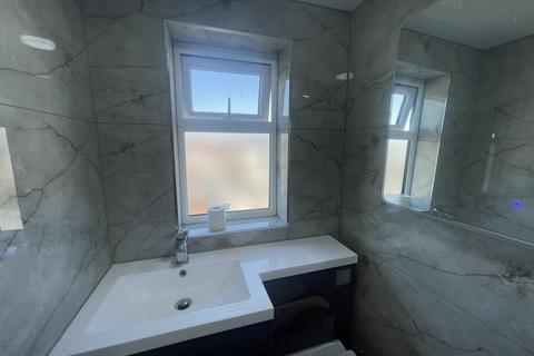 1 bedroom in a house share to rent, Roxeth Green Avenue, Harrow, HA2