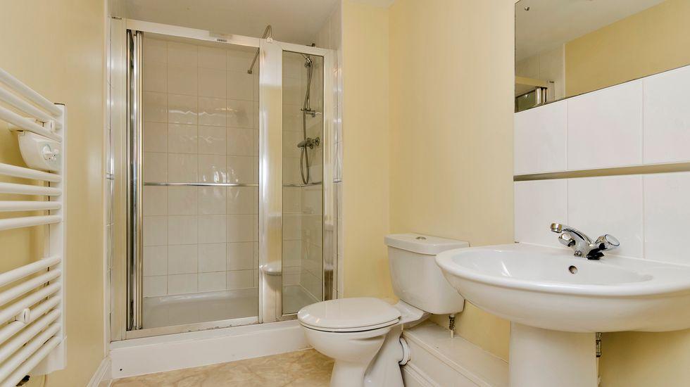 8220630-bathroom1 re