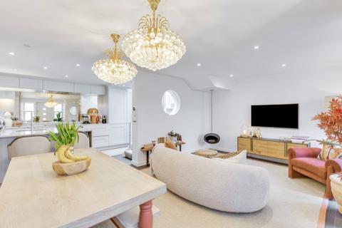 undefined, Elizabeth Mews, Belsize Park